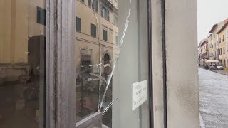 Danneggia una vetrina e crea scompiglio in centro [upl. by Hussar]