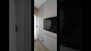 Revestimiento de pared laqueado con ranuras soporte para tv luces led y estante flotante [upl. by Primrosa]