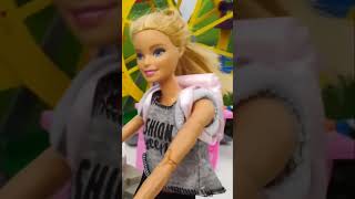 😎Barbie y su hija en un parque de atracciones Vídeos de muñecos Barbie y Ken [upl. by Nwahsauq]