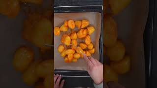 Mit diesem simplen Trick machst du die knusprigsten Kartoffeln aus dem Ofen [upl. by Annert]