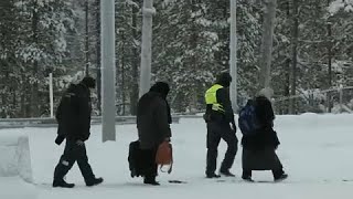 55 personas cruzan la última frontera abierta entre Finlandia y Rusia [upl. by Fleta46]