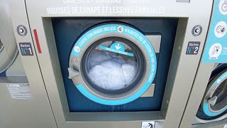 Lavage de couette laverie révolution Electrolux qui fonctionne à lénergie solaire [upl. by Ogden]