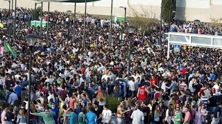 Unos 19000 jóvenes celebran la primavera con un macrobotellón en Granada [upl. by Iramaj]