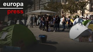 Decenas de manifestantes por el derecho a la vivienda acampan en Valencia [upl. by Robin398]