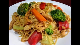 Tallarín saltado  fideos chinos con pollo Amigos por error borré la introducción mil disculpas [upl. by Naamann]