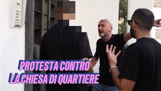 Protesta contro la chiesa di quartiere [upl. by Johanna775]