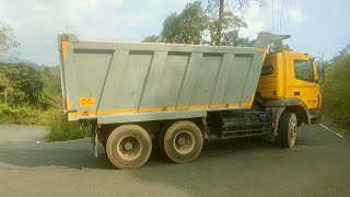 BharatBenz Tipper Lorry And Old Tipper Lorry Turning Munnar Hairpin Bend Hills Road Kerala [upl. by Laup333]