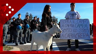 Orte agricoltori tentano blocco casello autostradale polizia li dissuade [upl. by Christianity]