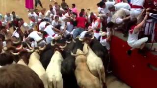 Festas de San Fermin  Pamplona Espanha Momentos de angústia [upl. by Doss]