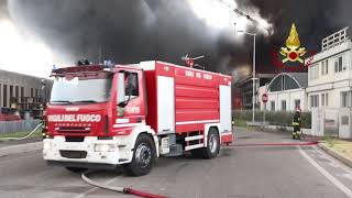 Incendio Bredola fabbrica di vernici a fuoco vicino Vicenza allarme nube tossica 22 [upl. by Lamson]