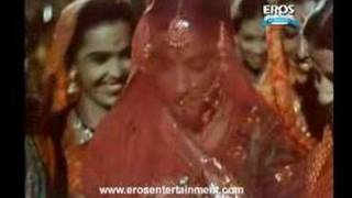 Pi Ke Ghar Aaj Pyari Dulhaniya Chali Video Song  Mother India  Nargis amp Sunil Dutt [upl. by Verlee]