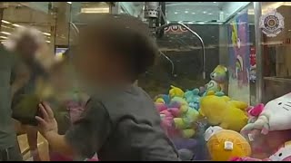 Australia bambino intrappolato in una claw machine la polizia lo salva [upl. by Sedberry]