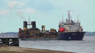 Hopper dredger DELTAD heading for the port of ipswich 31024 [upl. by Gensler979]