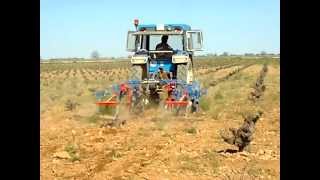 Tractor Trabajando El Tractorista del Ebro ara por segunda vez en Argamasilla de Alba [upl. by Hafeenah]