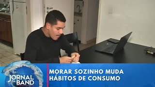 Morar sozinho muda hábitos de consumo  Jornal da Band [upl. by Adnalor639]