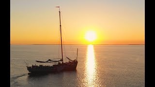 Zeilen en droogvallen op de Waddenzee met de zeil klipper de Avontuur [upl. by Mikeb942]