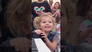 This 3 year old SINGER to play Titanic with her It was an incredible and cute moment 🥹 [upl. by Nellahs]