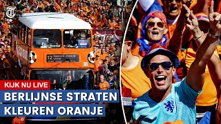 KIJK LIVE totale Oranjegekte tijdens parade door Berlijnse straten [upl. by Gerc]