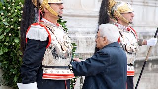 Mattarella depone una corona d’alloro sulla Tomba del Milite Ignoto all’Altare della Patria [upl. by Siol]