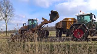 GROND LADEN MET EEN CASE 621 F FENDT 818 AP DUMPER [upl. by Lonne213]