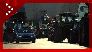 Orte trattori in corteo vicino al casello autostradale presidiato dalla polizia [upl. by Yaker128]