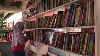 Indonésie  une bibliothèque sous la voie rapide fait le plein  AFP Reportage [upl. by Nolrak]