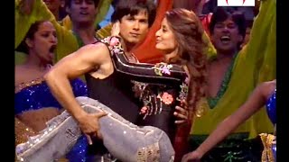 Shahid Kapoor amp Kareena Kapoor Live Performance  IIFA 2005 [upl. by Nylidnarb]