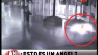 ¿Esto es un angel Fenomeno Paranormal Camara de seguridad Indonesia [upl. by Namreg]