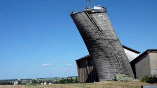 Démolition dun silo de maïs en bois à Châtillon [upl. by Colwen]