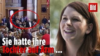 Politikerin mit Baby aus Parlament geworfen [upl. by Soalokin]