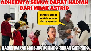 ADHEKNYA SEMUA DAPAT HADIAH DARI INDONESIAampPUTRIKU DAPAT HADIAH DARI PAPANYA SUASANA KAMPUNG [upl. by Bobker]