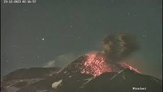 Etna la spettacolare esplosione durante la notte tra il 23 e 2412 2023 sul cratere di sud est [upl. by Kcirdneked724]