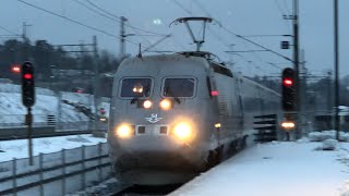 Snö med X2000 InterCity och andra tåg i Flemingsberg [upl. by Renick]