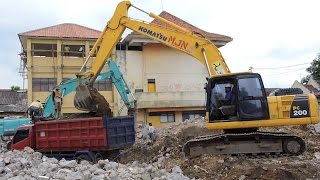 Excavator Komatsu PC200 8 Loading Debris Into Toyota Dyna Dump Truck [upl. by Frederich]