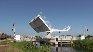 Brugopening Koningsbrug Zevenhuizen Ophaalbrug Drawbridge Pont Levis Klappbrücke [upl. by Aihsi]