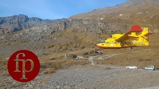 Les Canadairs italiens frôlent des pêcheurs au lac du Montcenis [upl. by Kramer]