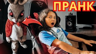 ИЗПЛАШИХ КРИСИ С ГИГАНТСКИ ЗАЕК НА УЖАСИТЕ  ПРАНК [upl. by Kronick27]