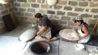 Horneando lavash en Garni [upl. by Zarihs]