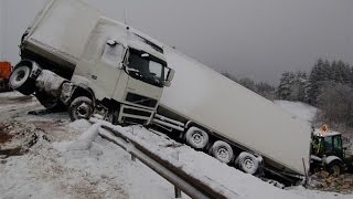 Accident camion  camion en difficulté  route enneigée [upl. by Warenne]