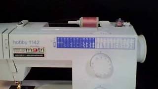 wwwmatrinl Pfaff hobby serie opspoelen en spoel plaatsen naaimachine  sewing machine [upl. by Yhtnomit]