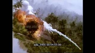 Bombardements Vietnam mars 1965 Napalm phosphore [upl. by Nyleikcaj]