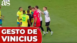 La LLAMATIVA ACCIÓN de VINICIUS en la pelea GIMÉNEZ vs RAPHINHA del BRASIL  URUGUAY [upl. by Savil]