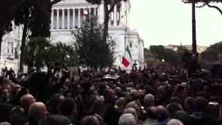 Funerale di Rauti quotPresentequot fuori dalla Chiesa [upl. by Yennej]