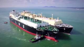 Shiptoship Transfer Operation of LNG by Cargo Specialists [upl. by Aili293]