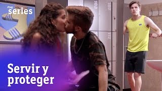 Servir y proteger El accidentado primer beso de Paty y Jairo Capítulo120  RTVE Series [upl. by Silma]