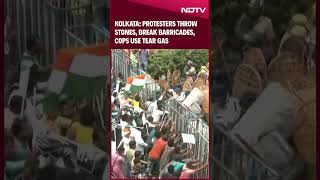 Nabanna Abhijan  Protesters Throw Stones Try To Break Barricades Ahead Of March In Kolkata [upl. by Dabbs]