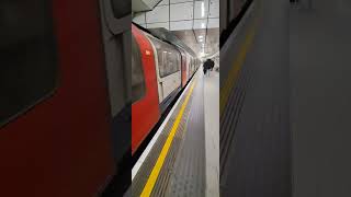 Train fast coming  London underground london italianoingranbretagna uk [upl. by Pitts]