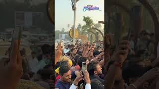 Vivek Oberoi Siezes The Golden Hour Opportunity Indulges Fans With Selfies And Smiles At Juhu Beach [upl. by Dachi334]