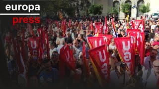 Unos 1500 sindicalistas se concentran ante Foment en Barcelona por la jornada laboral [upl. by Arikehs]