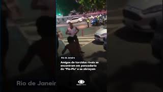 Amigos de torcidas rivais se encontram em pancadaria do “FlaFluquot e se abraçam shorts [upl. by Koeppel]